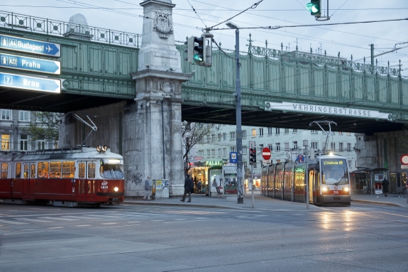 Straßenbahnen der Linien 42 und 41 bei der U6-Station Währingerstrasse.