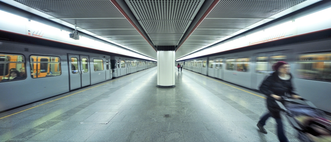 U-Bahn Züge der Linie U3  beim Halt in der Station Johnstraße.