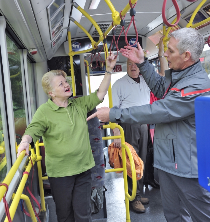 Der Sicherheitstag der Wiener Linien mit unterschiedlichen Themen bei der Station Stadion. Hinweise für ältere Fahrgäste für die sichere Benutzung der Autobusse.