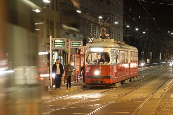 Straßenbahn der Linie 37 bei Nacht.