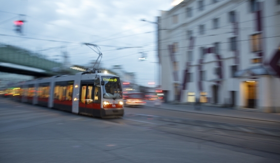 Straßenbahn der Type ULF in der Nacht auf der Linie 41 im Einsatz.