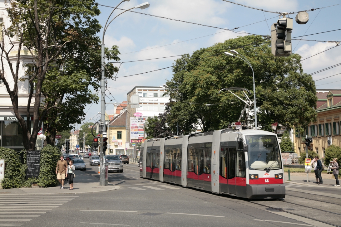 Linie 58 in Hietzing bei der Marxinggasse mit Zug der Type B1, Sommer 2011