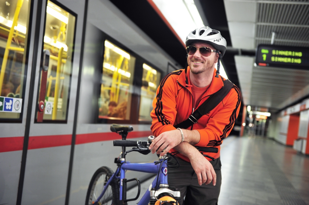 Fahrgast mit Rad am Bahnsteig der U-Bahn.