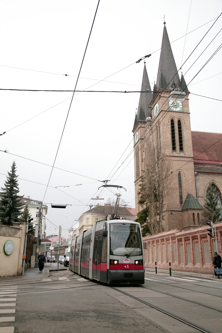 Zug der Linie 42 mit Ulf Type A Nr 45, Kreuzgasse Hormayergasse, Jänner 2011