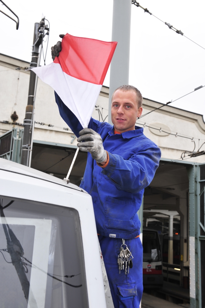 Zu bestimmten Anlässen werden die Wiener Straßenbahnen mit Fahnen versehen, hier zum Beispiel die Wiener Landesflagge.