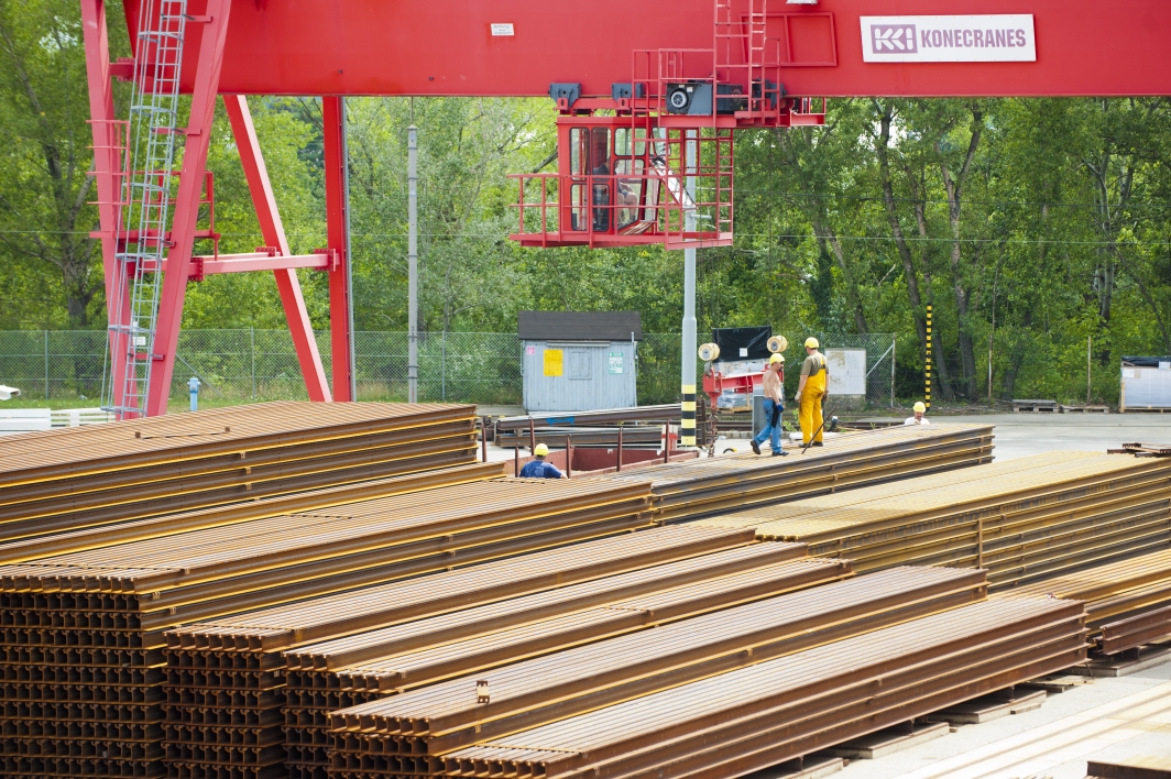 In der Oberbauwerkstätte der Wiener Linien werden jedes Jahr mehrere Kilometer Schienen für das Verkehrsnetz der Wiener Linien hergestellt.