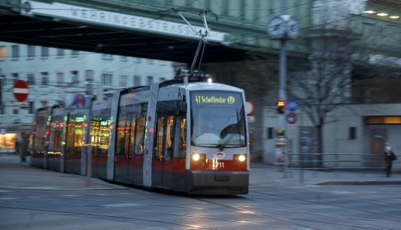 Straßenbahn der Type ULF auf der Linie 41 im Einsatz.