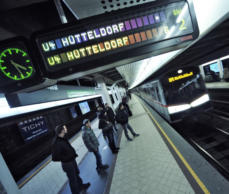 U-Bahn Zug der Linie U4 in Fahrtrichtung Hütteldorf bei der Einfahrt in die Station Längenfeldgasse.