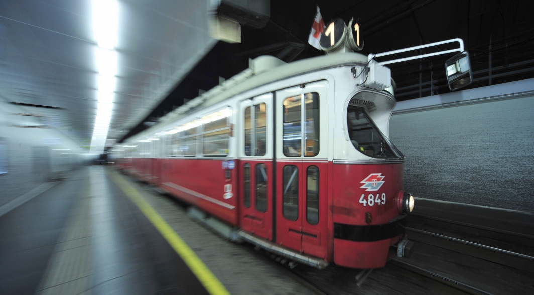 Zug der Linie 1 in der Station Kliebergasse.