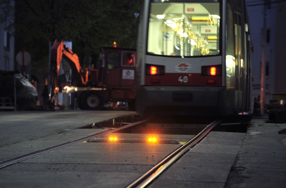 Zur Sicherung des Baustellenbereichs in der Güpferlingsstraße im 17. Wiener Gemeindebezirk `kommen erstmals sogenannte 'Lane-Lights zum Einsatz.