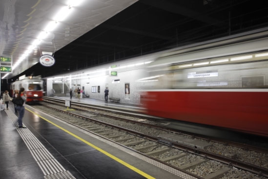 Zwei Straßenbahnen bei der Einfahrt in die Ustrab-Station Laurenzgasse.