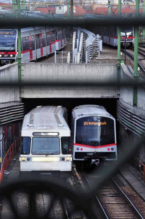 U-Bahn-Züge der Linien U4 und U6 in beiden Fahrtrichtungen nahe der Station Längenfeldgasse. Fotomontage.