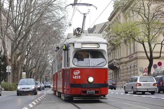 Straßenbahn auf der Linie 42.