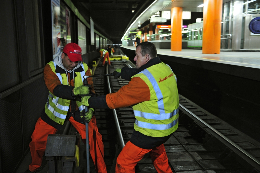 Nächtliche Wartungsarbeiten der Wiener Linien entlang der Strecke der U4.