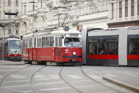 Straßenbahn der Linie 37 auf dem Weg Richtung Schottentor.