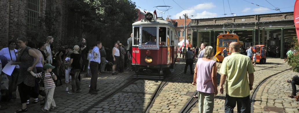 Das Straßenbahnmuseum in der Erdbergstraße stand heuer ganz im Zeichen des Tramwaytages. Das Museum mit seinen rund 100 Originalfahrzeugen feiert heuer sein 25 jähriges Bestehen und war heute Schauplatz für alle Öffi-Liebhaber und Interessierte. Rund 7500 BesucherInnen waren am 27. Tramwaytag - im weltgrößten Straßenbahnmuseum dabei.