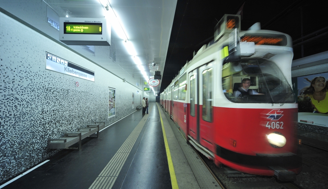 Straßenbahn der Linie 18 bei der Einfahrt in die Station Kliebergasse.