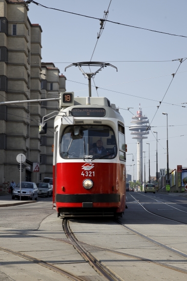 Straßenbahn der Type E2 auf der Linie 18 im Einsatz.