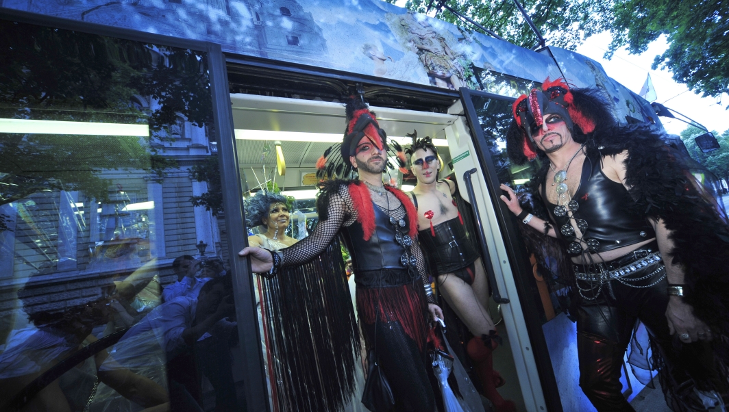 Mit einer eigens für den Life Ball 2011 gestalteten Straßenbahn des Typs ULF werden auch heuer wieder illustre Gäste über die Ringsstrasse zum Rathaus chauffiert.