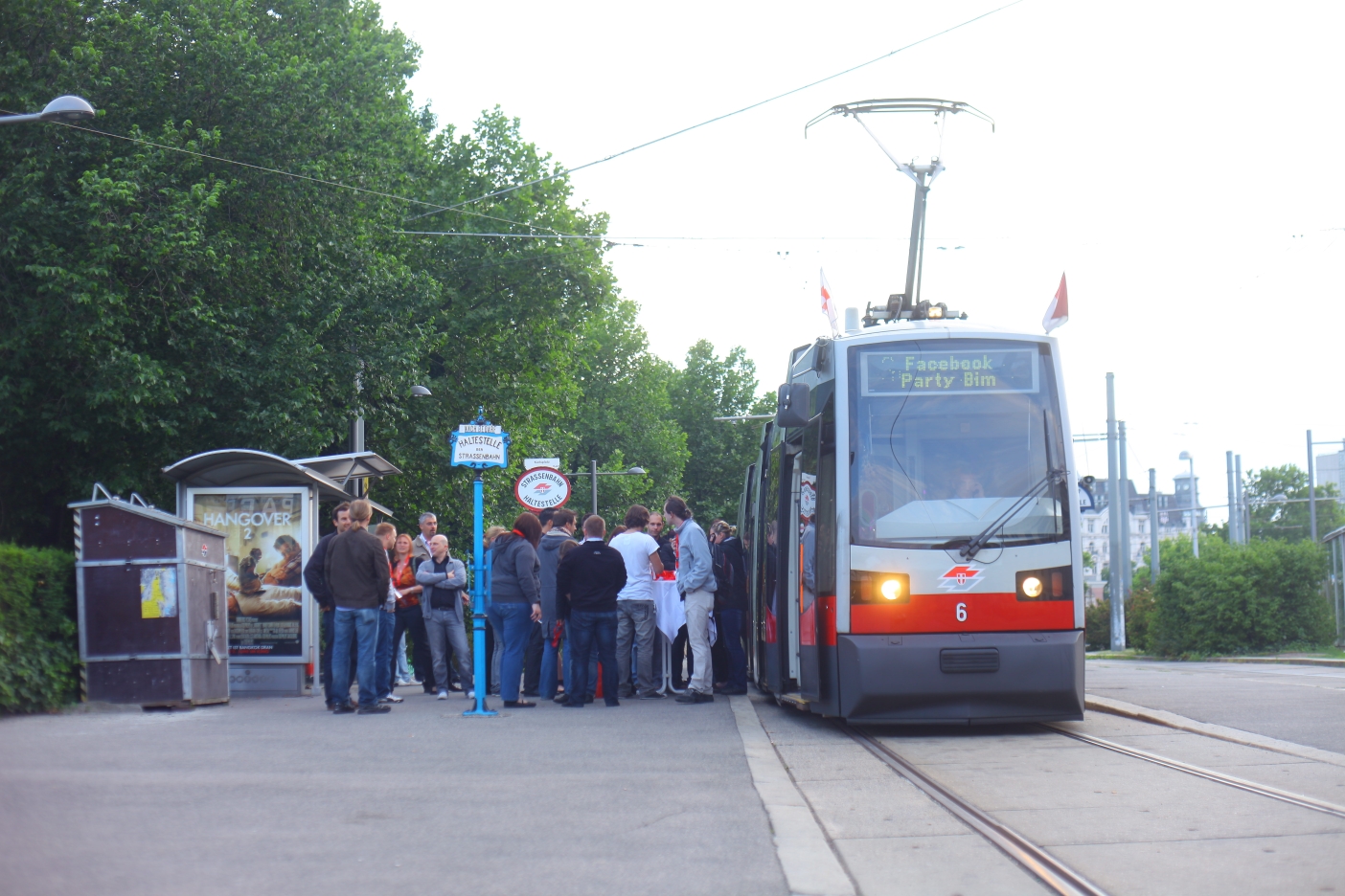 Die Wiener Linien verlosten über ihre Facebook-Seite eine Bim-Party für 60 Personen. Am 28. Mai 2011 stieg die dreistündige Party. In einer zu Party-Bim umgestalteten Niederflur-Straßenbahn ging es bei Musik und guter Laune durch Wien.