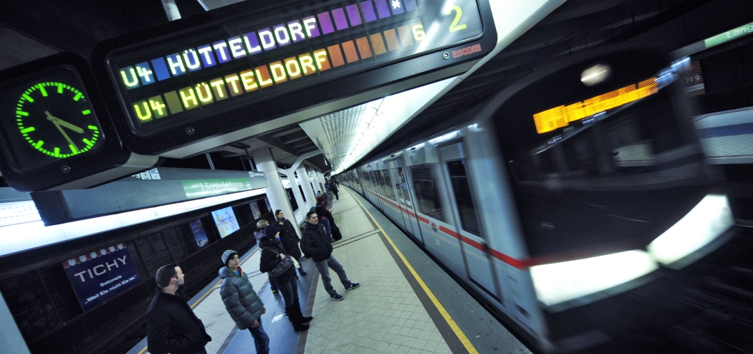 U-Bahn Zug der Linie U4 in Fahrtrichtung Hütteldorf bei der Einfahrt in die Station Längenfeldgasse.