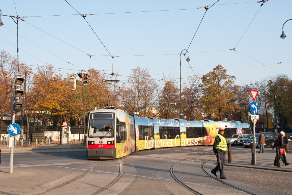 Linie 2 Umleitung über Bellaria zur Reichsratstraße am Ring,Type B(Ulf) im November 2011