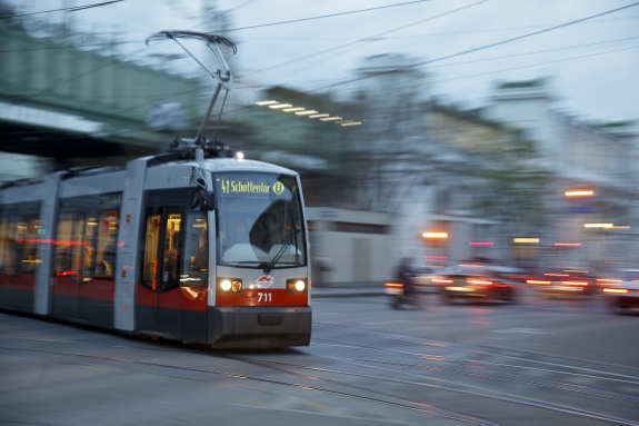 Straßenbahn der Type ULF auf der Linie 40 in Fahrtrichtung Schottentor.