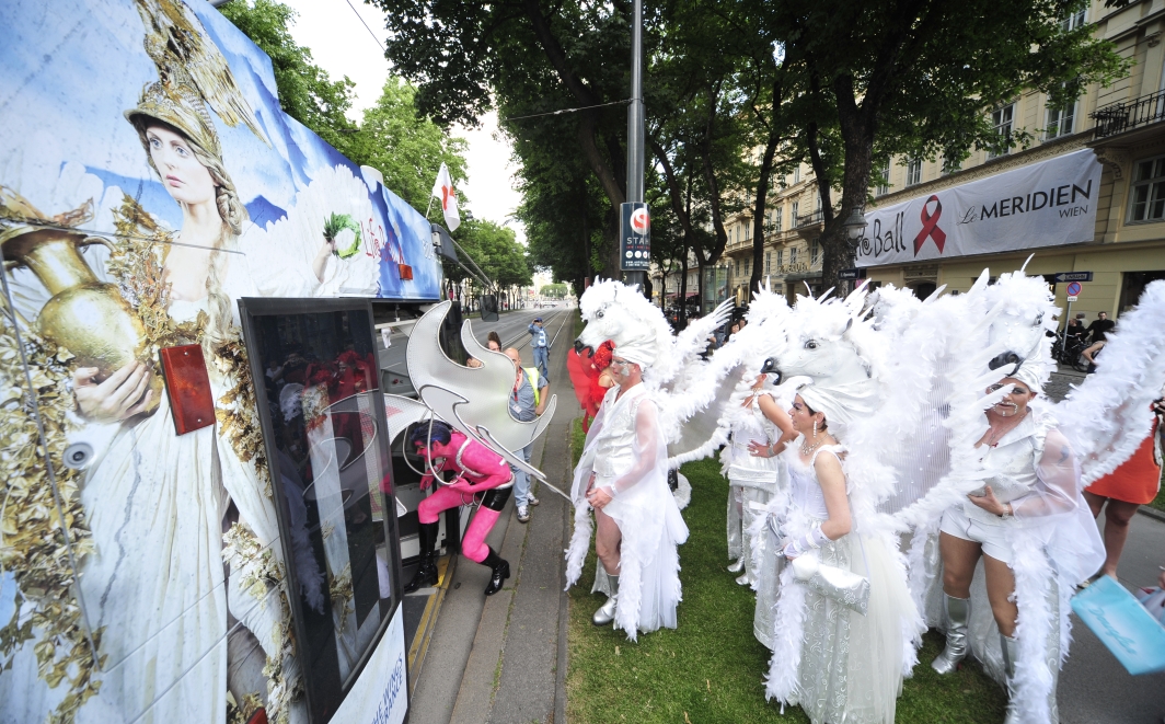 Mit einer eigens für den Life Ball 2011 gestalteten Straßenbahn des Typs ULF werden auch heuer wieder illustre Gäste über die Ringsstrasse zum Rathaus chauffiert.