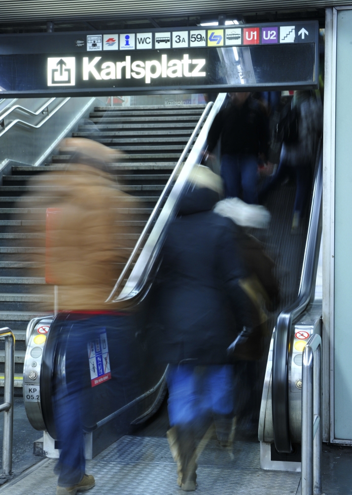 Station Karlsplatz, Fahrtreppe