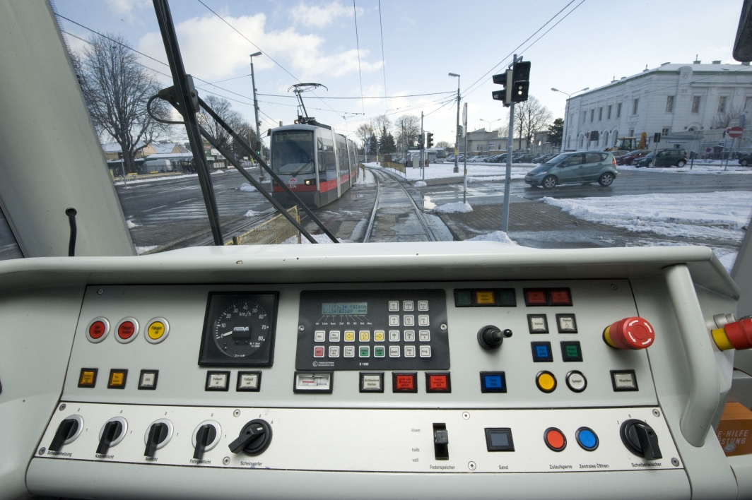 Die Wiener Linien veranstalten Trainingsfahrten mit Straßenbahn und Autobus für Journalisten, um ein Gefühl für die täglichen Herausforderungen der Fahrer und Lenker zu vermitteln.