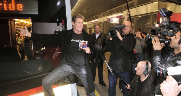 'Nightrider' David Hasselhoff präsentiert seine neue CD in einem V-Zug der Wiener U-Bahn.