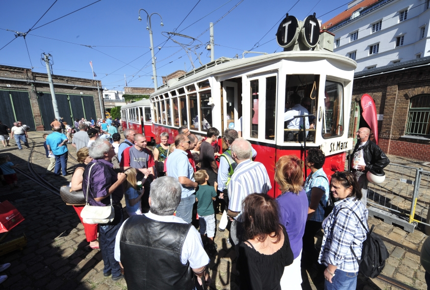 Das Straßenbahnmuseum in der Erdbergstraße stand heuer ganz im Zeichen des Tramwaytages. Das Museum mit seinen rund 100 Originalfahrzeugen feiert heuer sein 25 jähriges Bestehen und war heute Schauplatz für alle Öffi-Liebhaber und Interessierte. Rund 7500 BesucherInnen waren am 27. Tramwaytag - im weltgrößten Straßenbahnmuseum dabei.