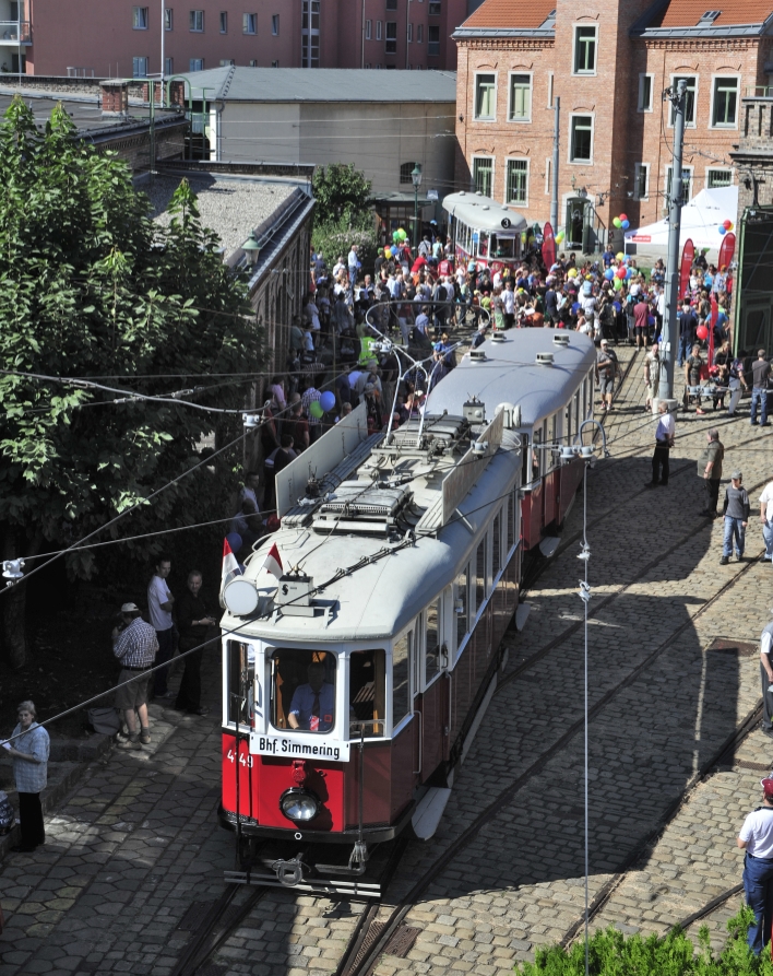 Das Straßenbahnmuseum in der Erdbergstraße stand heuer ganz im Zeichen des Tramwaytages. Das Museum mit seinen rund 100 Originalfahrzeugen feiert heuer sein 25 jähriges Bestehen und war heute Schauplatz für alle Öffi-Liebhaber und Interessierte. Rund 7500 BesucherInnen waren am 27. Tramwaytag - im weltgrößten Straßenbahnmuseum dabei. Gesamtansicht vom Dach der Remise.