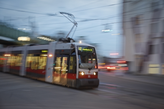 Straßenbahn der Type ULF auf der Linie 40 im Einsatz.