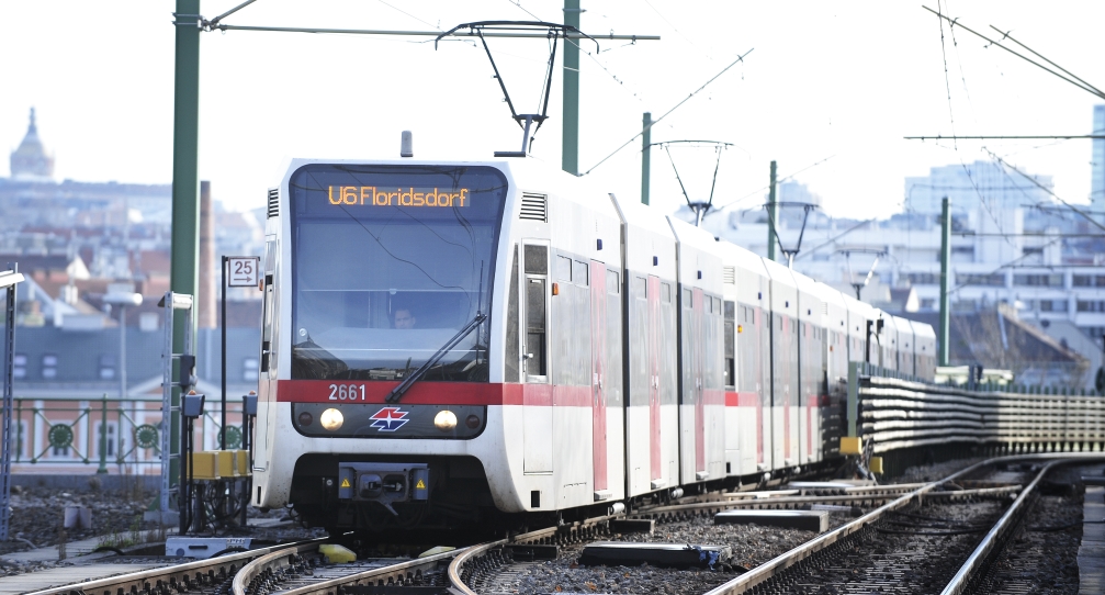 U-Bahn Zug der Linie U6 auf offener Strecke nahe der Station Gumpendorfer Straße.