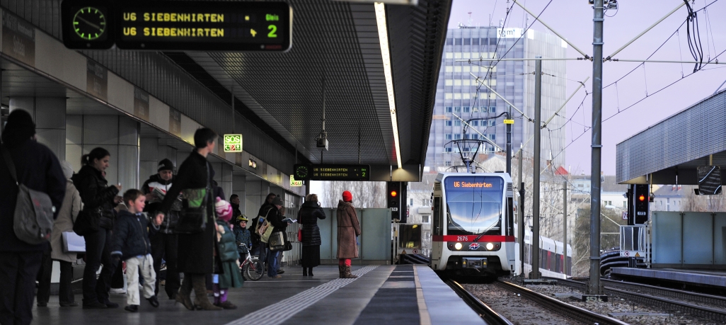 U-Bahn Zug der Linie U6 bei der Einfahrt in die Station Spittelau.