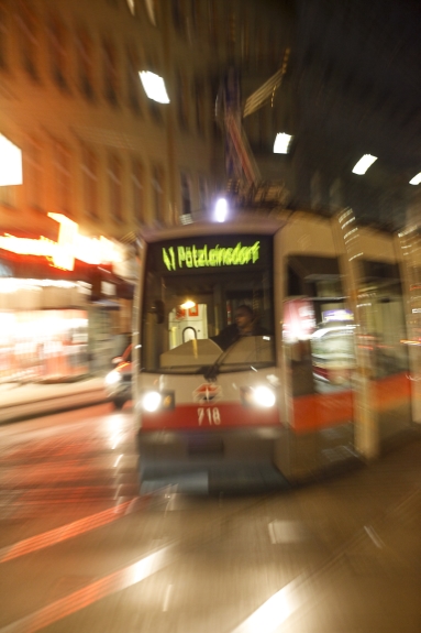 Straßenbahn der Type ULF auf der Linie 41 im Einsatz.