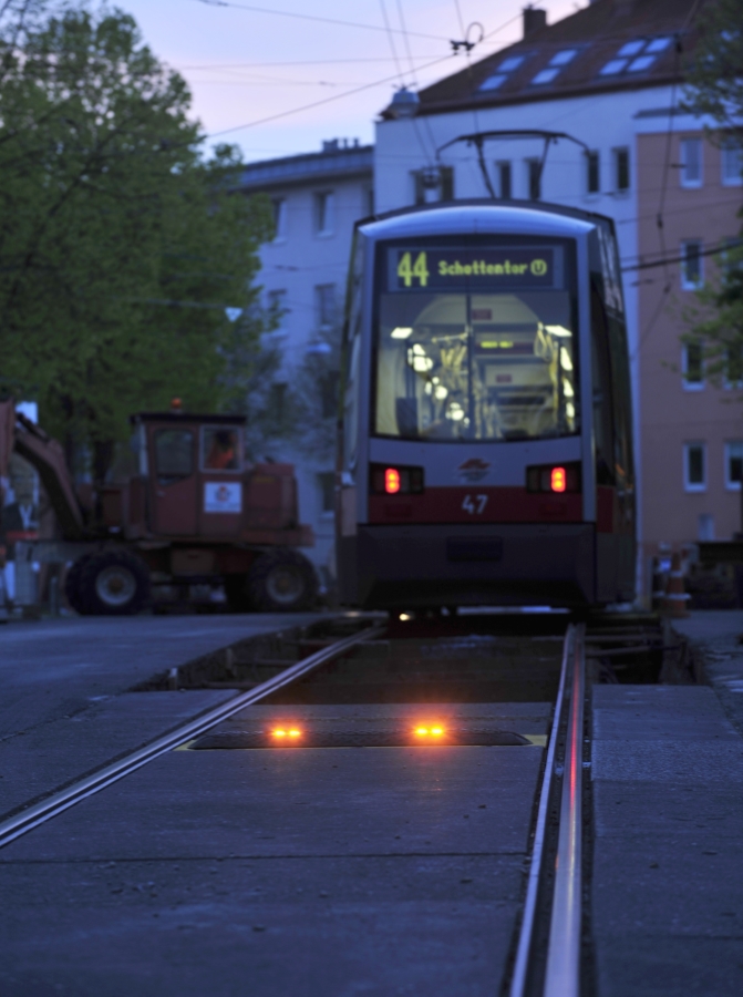 Zur Sicherung des Baustellenbereichs in der Güpferlingsstraße im 17. Wiener Gemeindebezirk `kommen erstmals sogenannte 'Lane-Lights zum Einsatz.