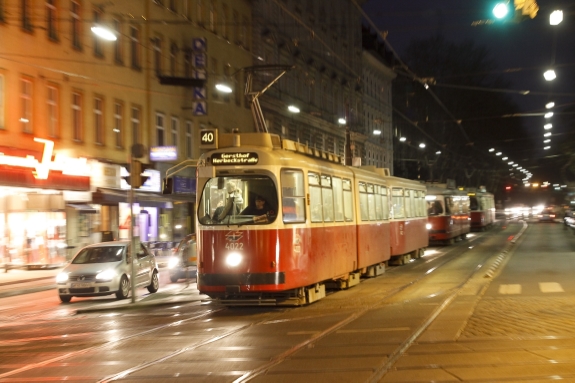 Straßenbahnen bei Nacht. Im Vordergrund die Linie 40.