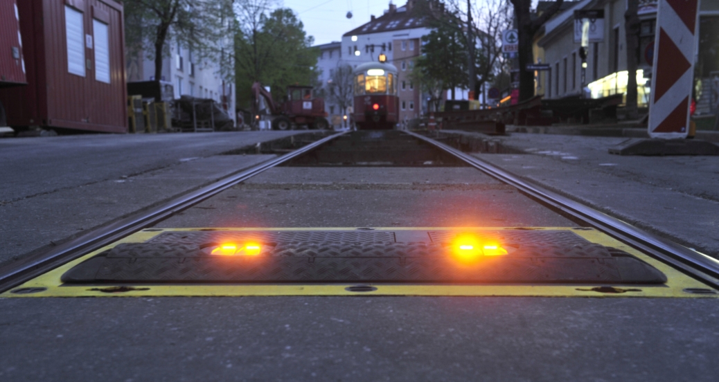 Zur Sicherung des Baustellenbereichs in der Güpferlingsstraße im 17. Wiener Gemeindebezirk `kommen erstmals sogenannte 'Lane-Lights zum Einsatz.