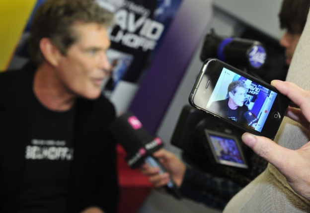 'Nightrider' David Hasselhoff präsentiert seine neue CD in einem V-Zug der Wiener U-Bahn.