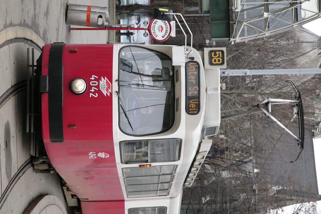 Linie 58 mit Zug der Type E2-c5 am Westbahnhof, 2011