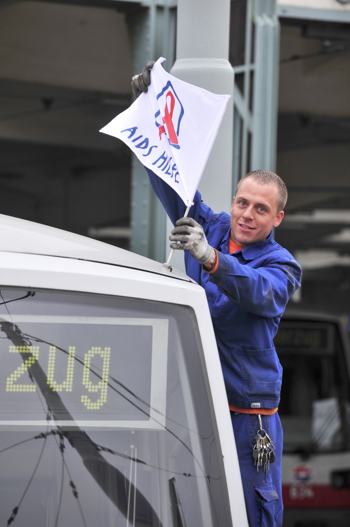 Zu bestimmten Anlässen werden die Wiener Straßenbahnen mit Fahnen versehen, hier zum Beispiel die Aids-Hilfe-Flagge.