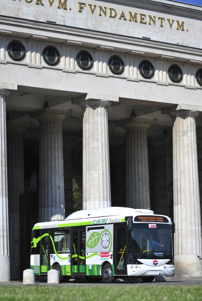 Elektrobus der Wiener Linien im Testbetrieb unterwegs am Heldenplatz.