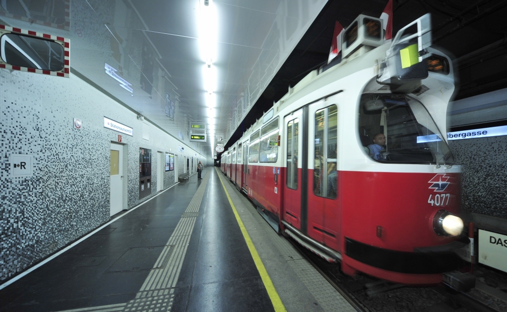 Straßenbahn bei der Ausfahrt, Station Kliebergasse.