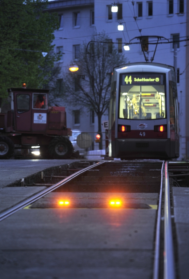 Zur Sicherung des Baustellenbereichs in der Güpferlingsstraße im 17. Wiener Gemeindebezirk `kommen erstmals sogenannte 'Lane-Lights zum Einsatz.