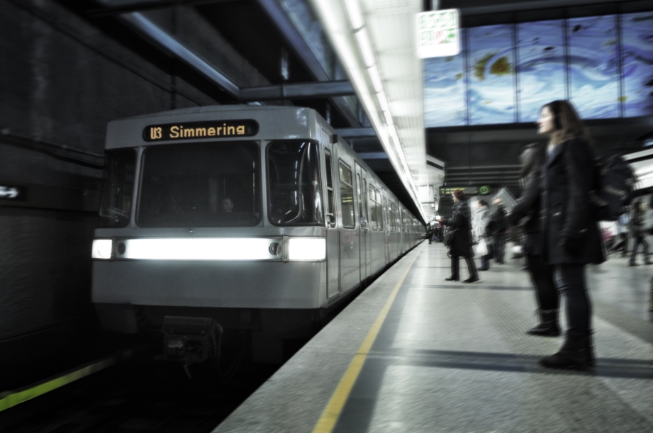 U-Bahn Zug der Linie U3 in Fahrtrichtung Simmering bei der Einfahrt in die Station Volkstheater.