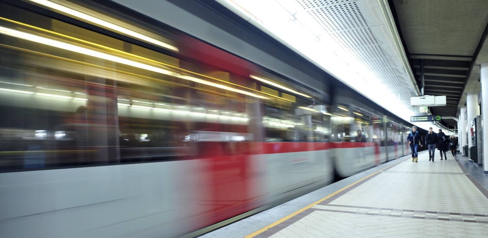 U-Bahn Zug der Linie U6 in Fahrtrichtung Floridsdorf, Abfahrt Station Längenfeldgasse.