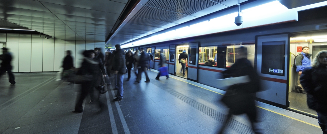 U-Bahn Zug der Linie U3 in Fahrtrichtung Ottakring beim Halt Station Stephansplatz.