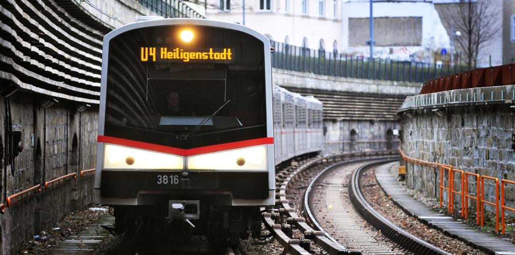 U-Bahn Zug der Linie U4 in Fahrtrichtung Heiligenstadt bei der Einfahrt in die Station Pilgramgasse.